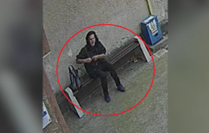 дръжте крадеца мъж задигна колелото дете входа блок монтана