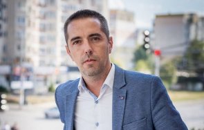 общинар преминал възраждане сваля украинското знаме столична община