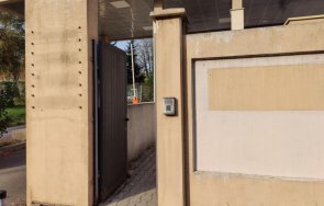 премахнаха табелите закрития спецсъд снимки