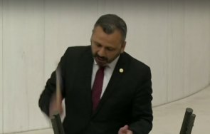 знак несъгласие турски депутат счупи телефона чук парламента видео