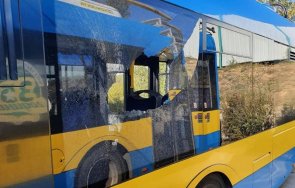 хулигани хвърлят камъни тролеи плевен счупиха стъклото шофьор