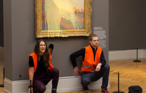 пореден вандализъм екоактивисти заляха пюре картина моне видео