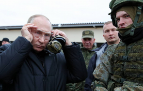 путин лично инспектира част мобилизираните постреля снайпер видео