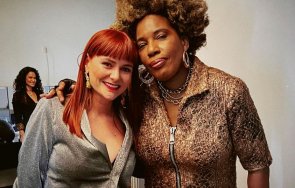 пръстен букет бели рози изненадаха мейси грей концерта софия