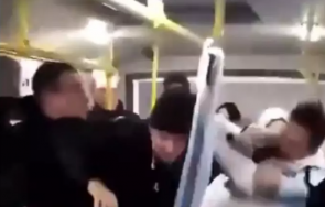 падение руснаци сбиха яке наса градския транспорт видео