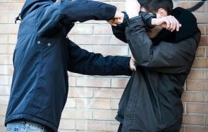 мъж наби годишно момче заради бутилка бира