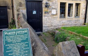 градът чумата еям огромната саможертва жителите правят