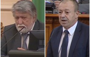 първо пик поиска оставката вежди герб подскочи искат взривят парламента живо