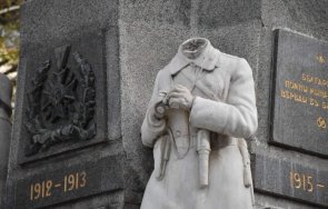 паметникът незнайния войн хасково осъмна без глава снимки