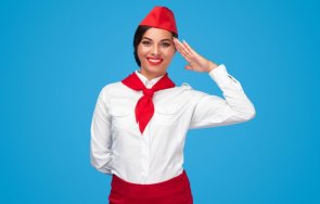 стюардесите държат ръцете винаги позиция