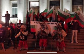 анти хелоуин парад събра кукери патриоти народната библиотека снимки