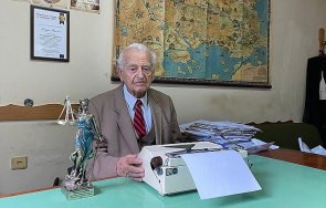 почина възрастният действащ адвокат нас