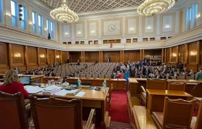 извънредно пик депутат възраждане извади граната народното събрание плаши депутати оловни ковчези живо