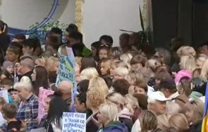 украински бежанци излизат протестират приморско