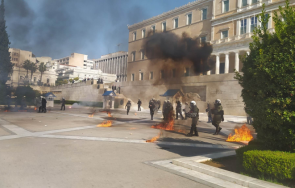 извънредно затвориха центъра атина хиляди протестиращи скока цените горивата замерят коктейли молотов полицията