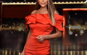 Бони Червена рокля