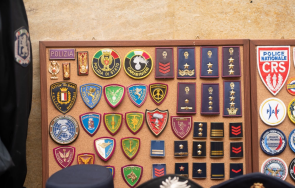 старши инспектор събра уникална колекция 1000 полицейски емблеми цял свят