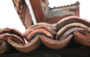 разлютена жена наложи съседа керемида разследват