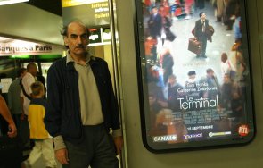 почина иранецът вдъхновил съдбата спилбърг филма терминалът