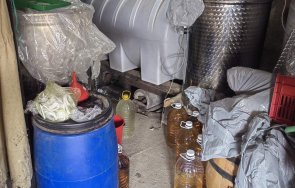 откриха големи количества нелегален алкохол гориво частни имоти снимки