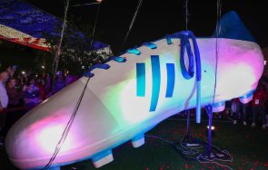 създадоха голямата футболна обувка света видео