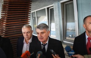 командирът царевна месец половина постоянно престрелки имаше пристанището криехме машинното отделение видео