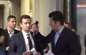 екшън пик гръмна голям скандал парламента депутат герб прекъсна брифинг кирил петков бившият премиер бута микрофона живо