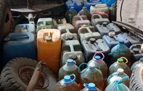 откриха големи количества нелегален алкохол гориво частни имоти снимки