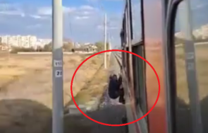 алкохолът говори пиян изправи косите десетки виси движещ влак видео