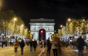 коледните светлини отново заблестяха шан елизе париж
