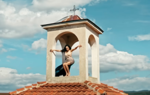 разголена чалга певица камбанария разгневи софийската митрополия видео