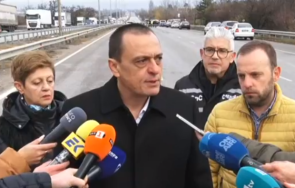 шефът сдвр полицейският бус препречвал пътя мигрантите