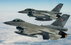 изтребители ескортираха полския футболен отбор