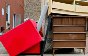 изхвърлим старите мебели