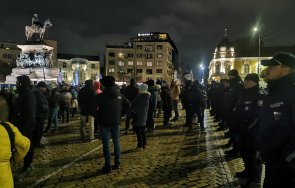 протестът извиси генерал атанасов приветства шепата протестиращи високата трибуна уникална снимка