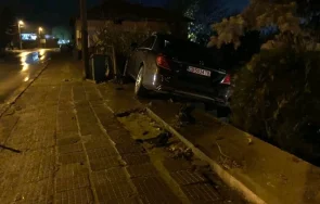 безумие годишен влетя мерцедес къща посреднощ