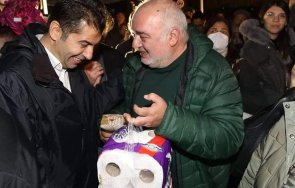 спешно зор налегна киро площада бабикян притече помощ тоалетна хартия