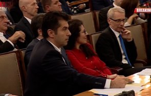 екшън пик кирил петков истеряса парламентарната трибуна тропа крещи заради връщането хартиената бюлетина живо