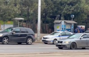 първо пик нещо случва румънското посолство софия полицаи вадят хора колите видео