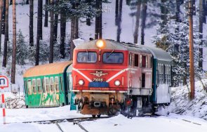 коледен влак парен локомотив пътува теснолинейката