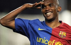 луд скандал катар етоо удари оператор коляно главата грози арест видео