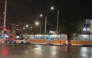 първо пик верижно меле румънското посолство софия кола излетя трамвайните релси видео