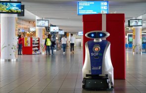 пуснаха действие първия робот почистване летище софия