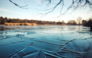 момчета извадени леденото езеро великобритания починаха