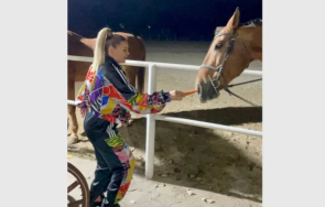 деси слава сложи певиците задния джоб