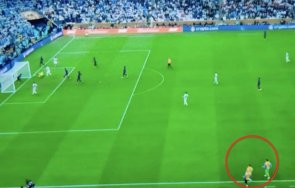 гърми голям скандал аржентина човека терена гола меси