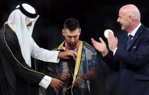 огромна чест емирът катар облече меси вдигне световната титла