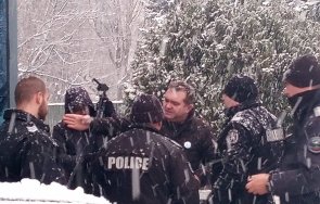 екшън парламента гошо боеца двама негови авери протестират стигна напрежение полицията снимки