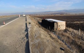 тир плодове обърна магистрала струма