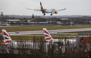 откриха тяло мъж шасито самолет